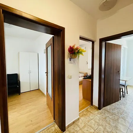 широк център варна15 минути до центъра Апартаменты